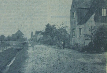 1959. Die Rheinstra&szlig;e mit neuem Schotterbelag